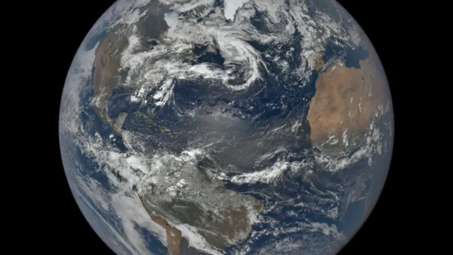 Die Erde über dem Atlantik mit Nordamerika links und Europa rechts, aufgenommen von der DSCOVR-EPIC-Kamera der NASA.