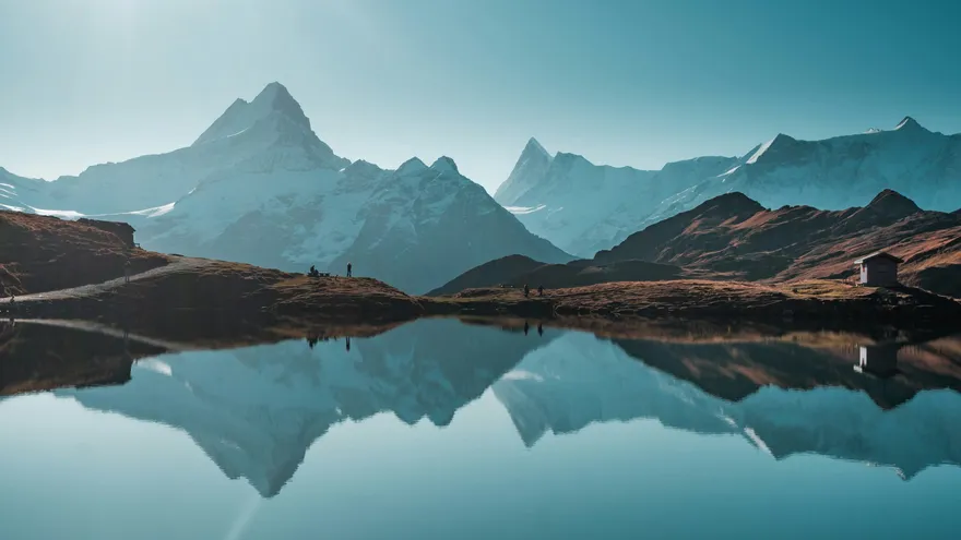 Luchtfoto van een slingerende rivier door dicht bos, een verbeelding van de energiestromen die AI-datacenters verbruiken.